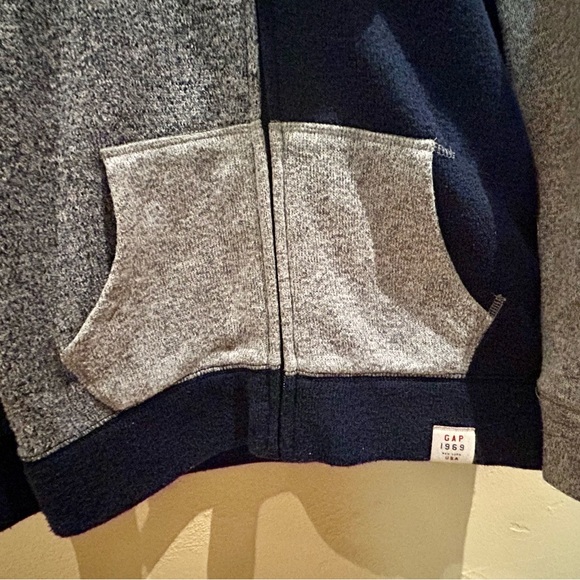 GAP Boys zip up sweater/jacket. - Picture 3 of 13